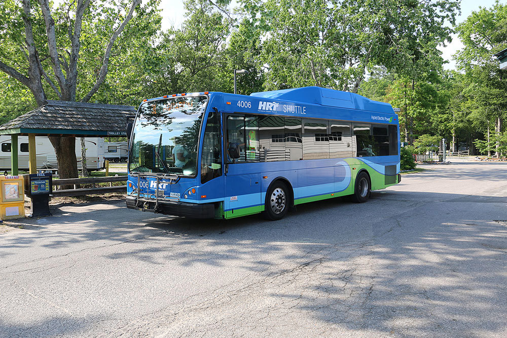 En été, prenez la navette HRT à travers le boardwalk ou même si loin comme la baie de Chesapeake.