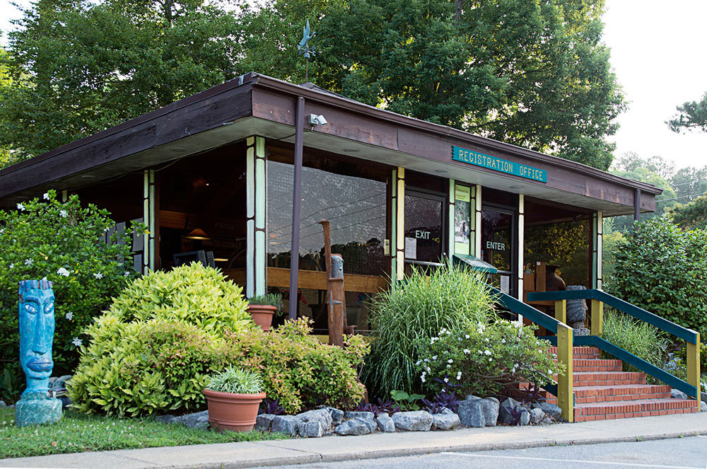 Le bureau d'inscription a des recommandations de restaurants et d'activites, la liste des chaînes câblées, et la connaissance générale des alentours et du camping.
