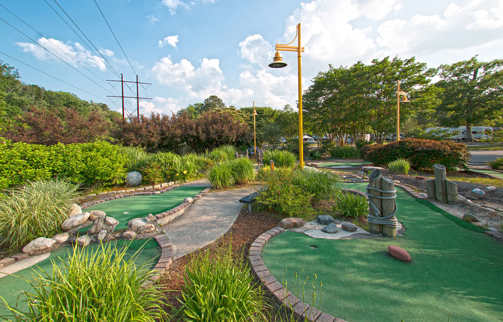 L'équipement de golf miniature sont disponible dans le bureau d'inscription.