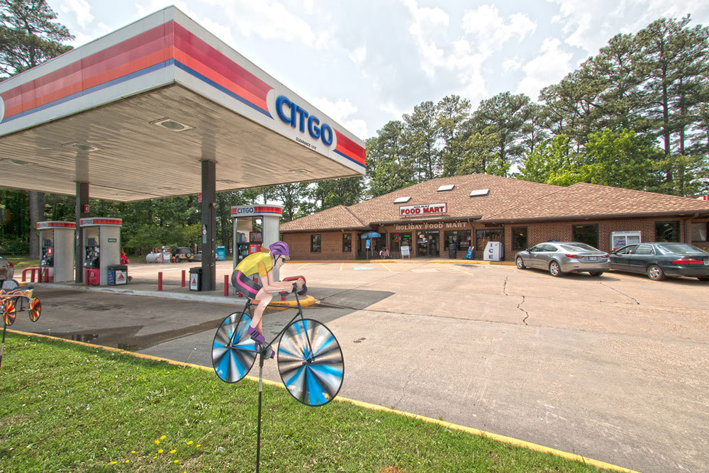Nous opérons une supérette avec un petit restaurant et certain materiel de camping. Ça n'y fait qu'un voyage court du camping à vélo ou en golf cart.