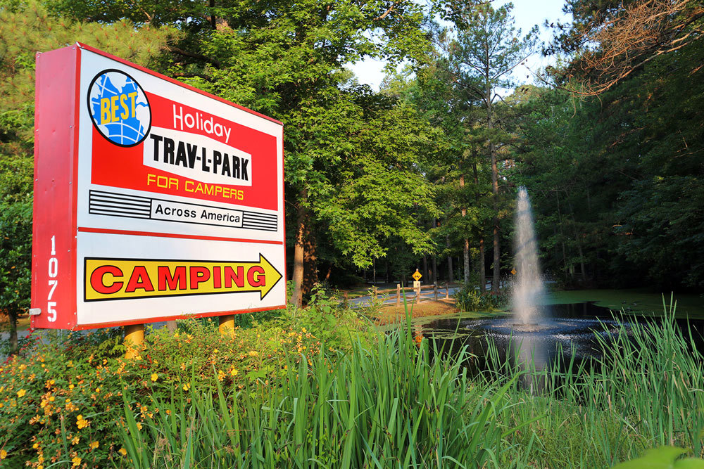 Vous savez que vous serez arrivé quand vous voyez notre grande signe rouge au boulevard General Booth.