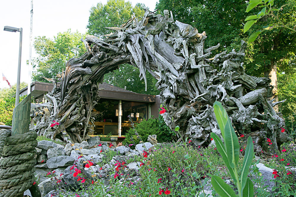 Amusez-vous en ayant un pique-nique dans le jardin devant le bureau sous cette arche en bois flotté.