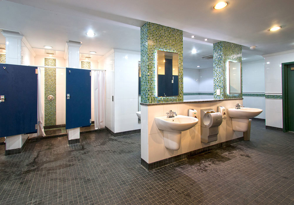 Chaque section du parc a une salle de bain, avec des douches, lavabos, toilettes, et sécheurs à votre disposition.