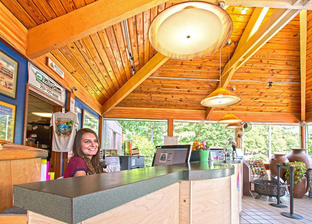 Au bureau, nous pouvons vous aider avec n'importe quelle question sur votre réservation actuelle ou à l'avenir.