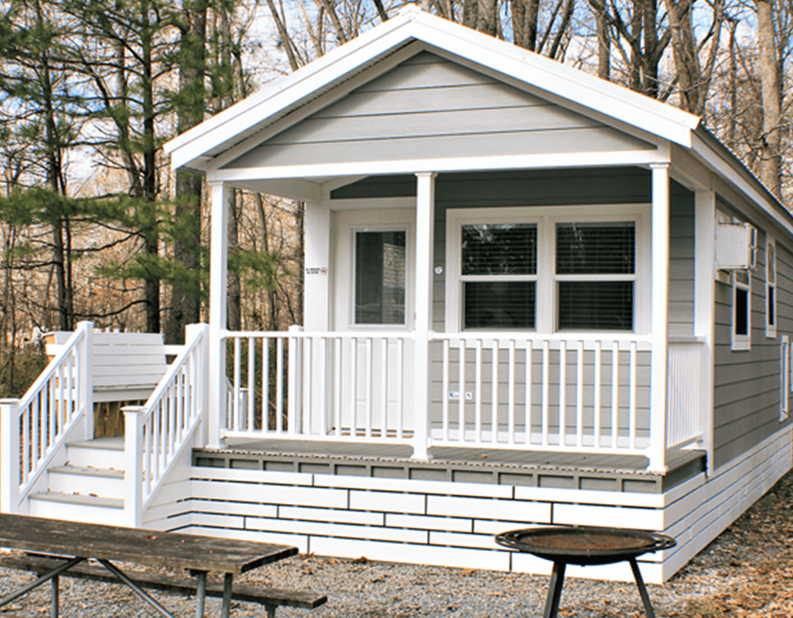 Cottage 326's covered porch and deck with seating. La porche couverte et la terrasse avec des sièges.