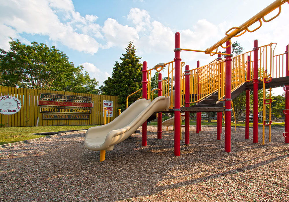 Ce terrain de jeux s'accompagnie des signes vintages de train le long de la clôture.