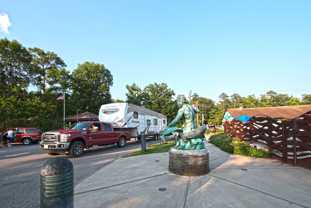 Arrêtez votre roulotte devant le bureau en s'enrégistrant. 