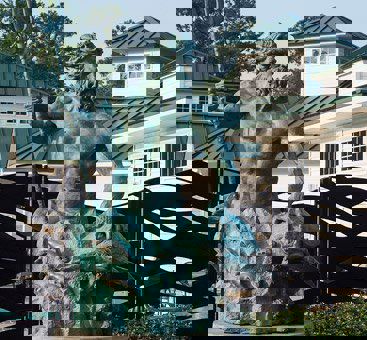 Regarde notre version miniature de la statue de Neptune à la rue 31 à l'Oceanfront!