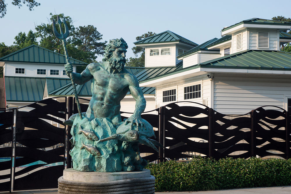 Regarde notre version miniature de la statue de Neptune à la rue 31 à l'Oceanfront!
