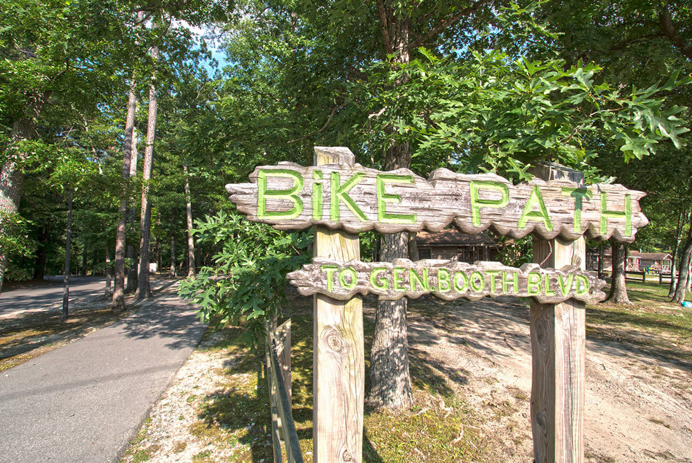 Ça ne fait qu'un voyage de 4 km à la plage du camping à vélo, avec un chemin qui mène toute la durée.