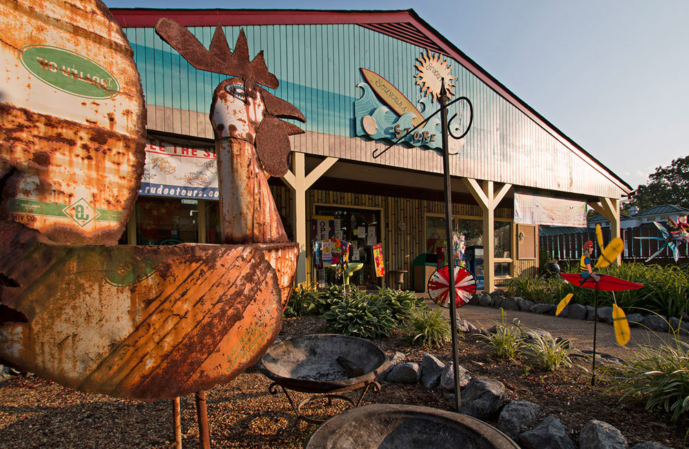 Notre magasin de camp, ouvert de saison, a tout ce dont vous pourriez avoir besoin pour un séjour merveilleux.