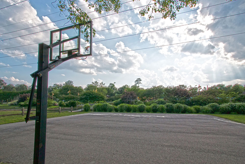 Le terrain de basket se trouve au dessus du golf miniature. Amenez votre propre ballon ou louez-en un au bureau.