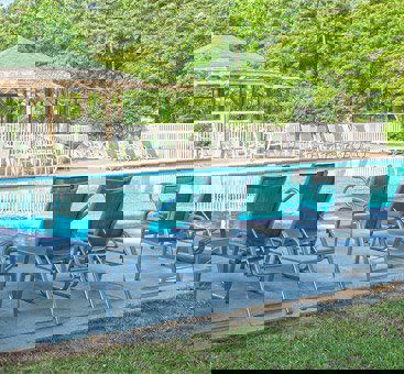 Nous avons quatre piscines à travers du camping, dont une est chauffée et couverte hors de la saison touristique.