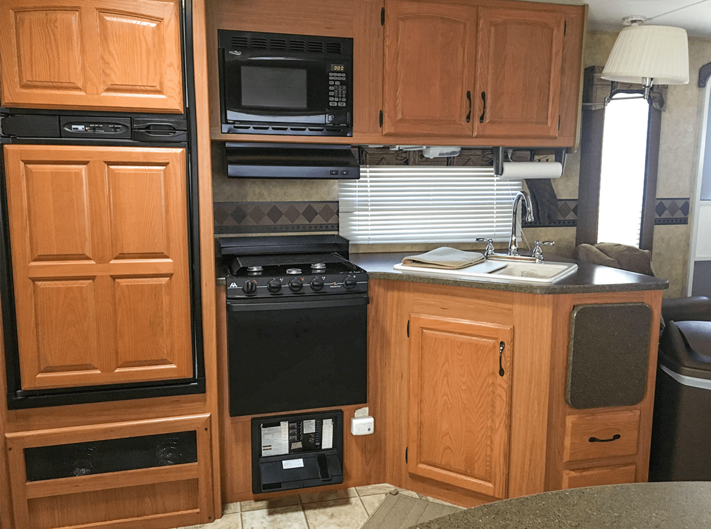 Ustensils, refrigérateur-congélateur, cuisinière de 4 brûleurs et four, micro-onde, évier et cafétière. 