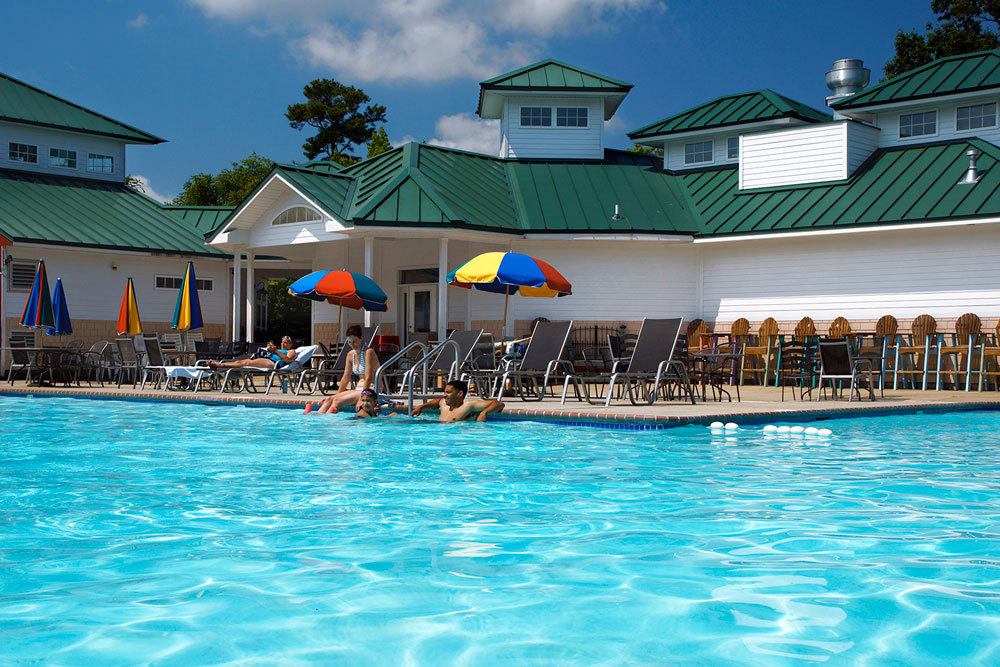 Une famille se détend dans la piscine.