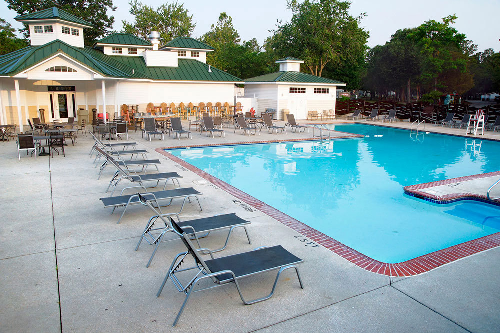 La piscine à l'avant est ouverte toute l'année et couverte hors de la saison touristique.