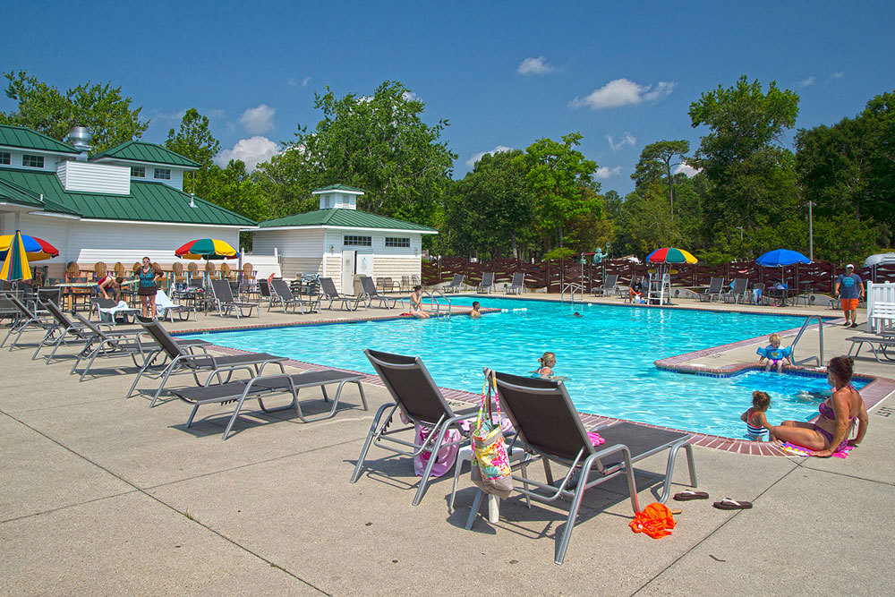 La piscine à l'avant est le lieu à se détendre pour tous les âges.