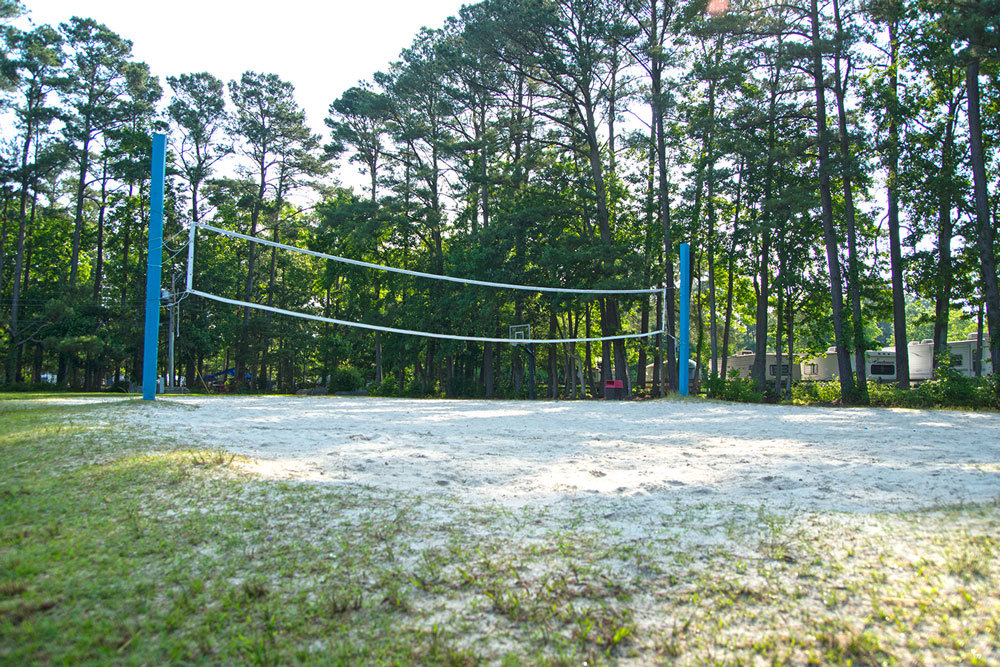 Notre terrain de volley en sable est une bonne façon de passer un après-midi en été dans le camping!
