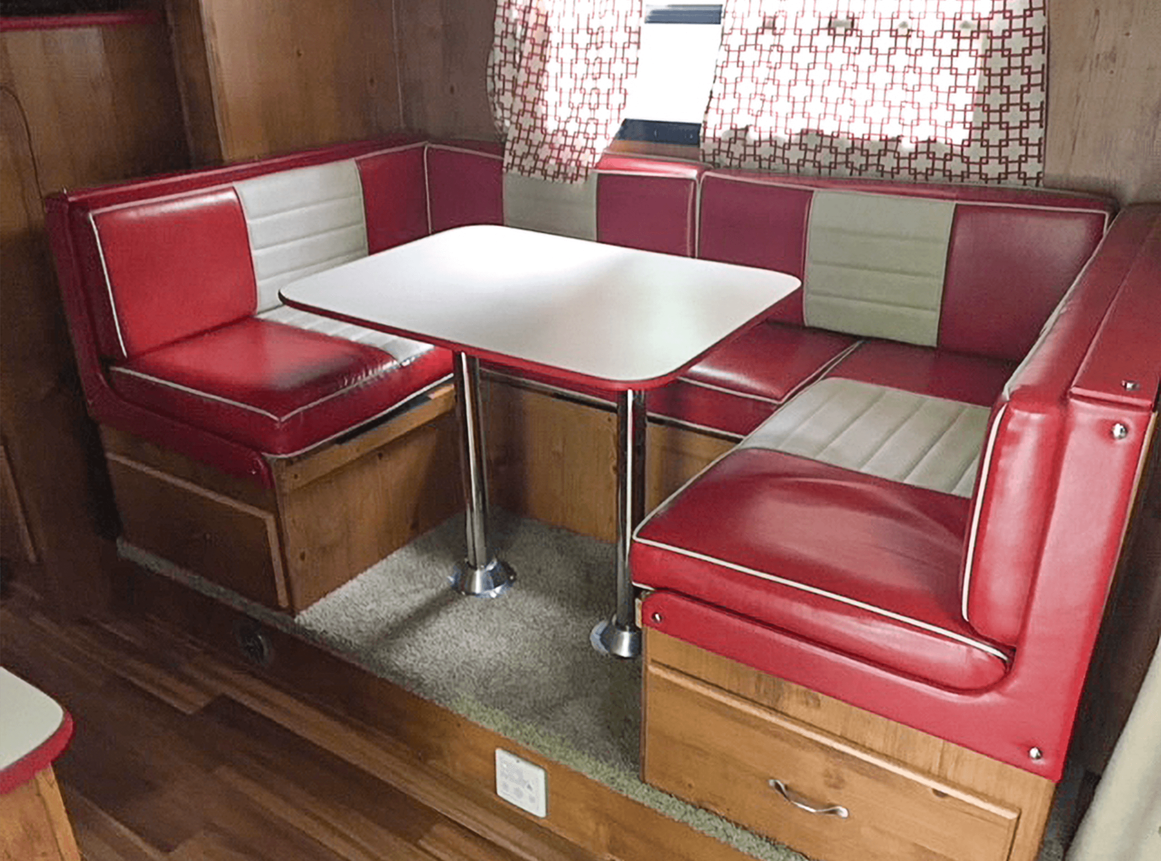 Vintage 5 has a larger dinette than the other trailers since it accommodates 4 guests. / La roulotte Vintage 5 inclut un plus grand coin-repas parce qu'elle accueille 4 personnes.