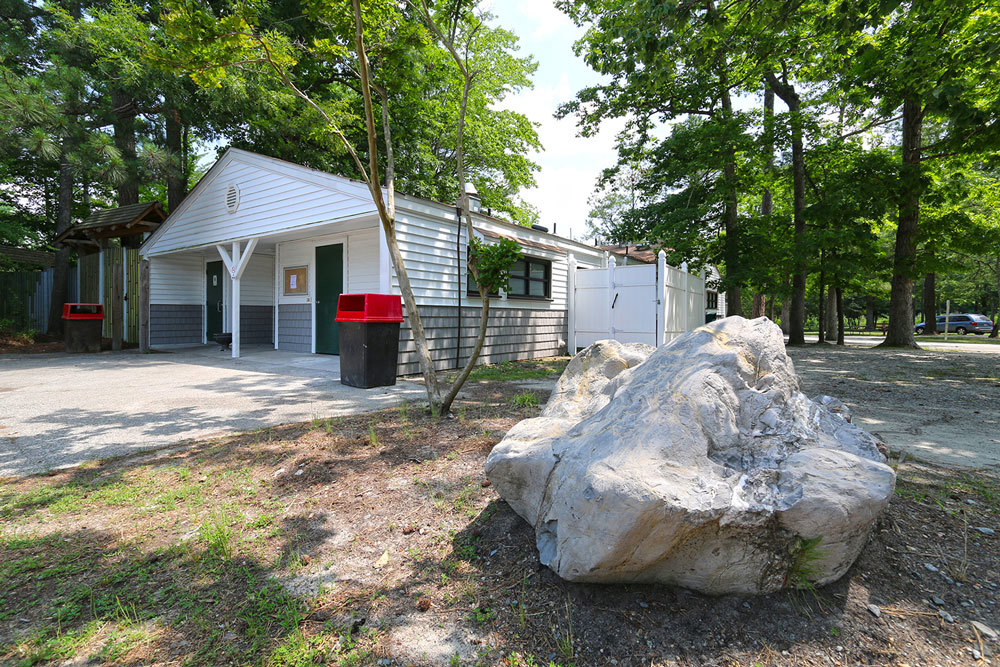 Nettoyées de routine, nos salles de bain offrent un lieu de se doucher après un jour long au plage.