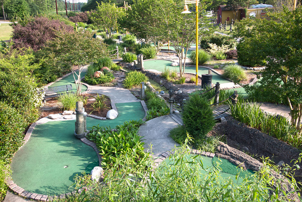 Profitez de notre terrain de golf miniature en toute saison.